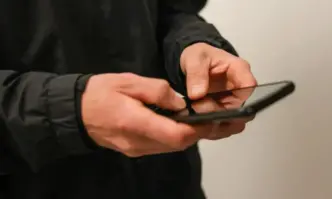 Великобритания обмисля да наложи забрана на мобилните оператори да вдигат