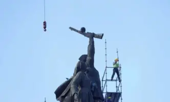Продължава демонтажът на Паметника на Съветската армия, местят го в държавен имот