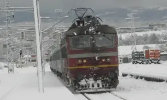 БДЖ съобщи за отменени и пътуващи с огромни закъснения влакове
