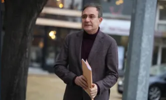 Да не влизаме в теории на конспирациите но и двата