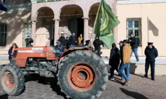 Протест на гръцките фермери блокира Солун