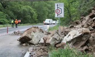 Срутване на скали затвори лентата в посока Кресна на Е 79