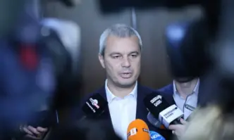 Лидерът на Възраждане Костадин Костадинов гласува в родния си град
