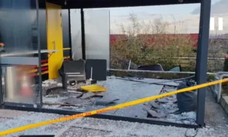 Кола връхлетя в заведение във Враца. Двама са постарадали - (СНИМКИ)