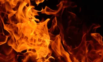 Пожар в център за гуми в Бургас причини силно задимяване