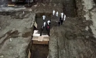 В масови гробове погребват жертви на коронавируса в Ню Йорк (ВИДЕО)