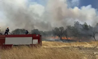Вертолет Кугар пожарникари военни и доброволци се борят с пожара