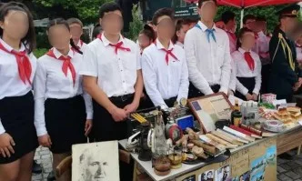 Областен лидер на БСП облече ученици от най-голямото кърджалийско училище като пионерчета
