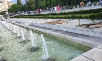 Бай Ганьо в действие - граждани си изпраха килимите на фонтаните пред НДК