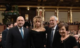 Радев и дъщеря му се снимаха с австрийската президентска двойка на концерта във Виена