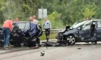 Два автомобила се удариха край Владая в посока Перник и