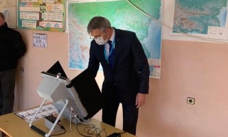 Лидерът на ДПС Мустафа Карадайъ също упражни правото си на