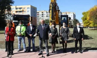 Министър Кралев направи първа копка на физкултурен салон в Спортното училище в Пазарджик
