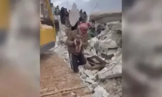 Трогателна история се роди изпод развалините на труса Бременна жена