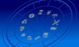 Светлините на града започват да примигват часовникът тихо напомня че