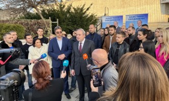 Започваме да виждаме плашещо сливане между личността Румен Радев и