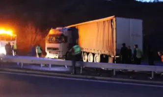 Влекач с прикачено ремарке спука гума тази сутрин завъртя се