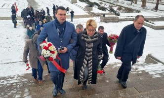 Паргов и Митрофанова пред Паметника на Съветската армия по повод Международния ден на Холокоста