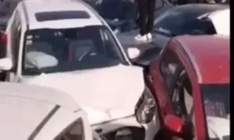 Верижна катастрофа със стотици автомобили в Китай, има жертва (ВИДЕО)