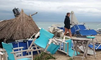 Гърция се възстановява от бурята, отнела 7 живота (СНИМКИ)