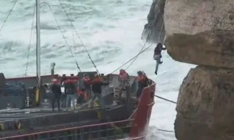 След 17 дни в морето: Започна евакуацията на екипажа на Вера Су (СНИМКИ)