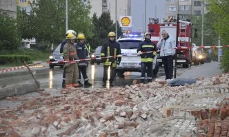 Каракачанов разпореди проверка за падналата стена, която уби човек в Хасково
