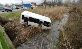 Автобус падна в река в сливенското село