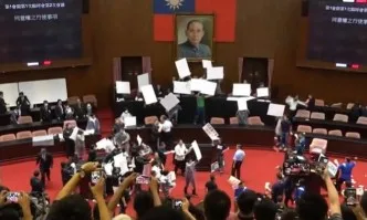 Бой с водни балони в тайванския парламент (ВИДЕО)