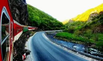 Локомотивът на родопската теснолинейка Септември Добринище се е ударил