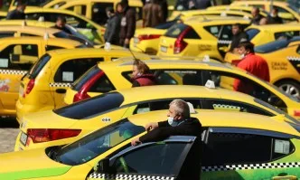 Таксиметровите фирми протестират, опасяват се от фалити (СНИМКИ)
