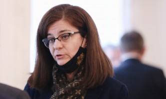 По настояване на Теодора Генчовска кариерната комисия в МВнР урежда