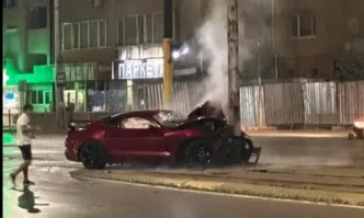 Нощна катастрофа на бул. Ситняково: Младежи избягаха след удар с Мустанг (ВИДЕО)