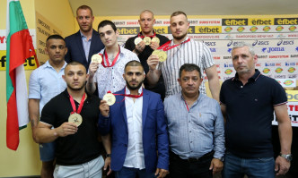 Състезателите от националния отбор по вдигане на тежести които спечелиха