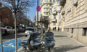 Фотобомба: След 4 месеца на власт, спасителите на София успяха да си купят нови столове