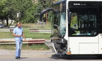 Тежък инцидент: Моторист е с опасност за живота, след като се блъсна с автобус