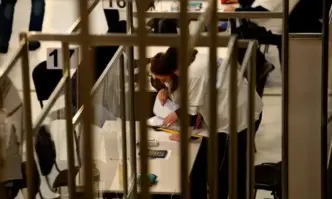 В края на изборния ден в София протоколите и изборните