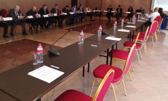 Държавата остави празни столовете на масата събрала синдикатите и представителите