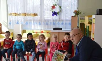 Кметът на Надежда чете приказки в детска градина