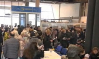 Хаос и дълги опашки пред кризисния център в Бургас заради