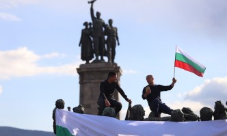 Ние се опитахме да катализираме процеса за премахването на Паметника