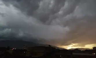 Силни гръмотевични бури придружени с градушки удариха различни части на