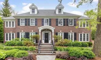 Откакто участва във филма от 90 те години на миналия век