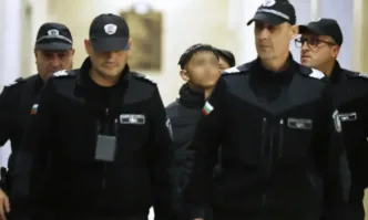 Решено: Тийнеджърът, който уби 15-годишен връстник с нож в МОЛ-а, остава в ареста