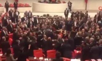 Заради Сирия: Масов бой в турския парламент (ВИДЕО)