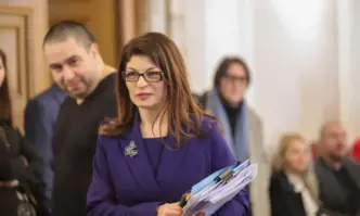 Парламентът гласува оставката на Десислава Атанасова преди клетвата ѝ като конституционен съдия