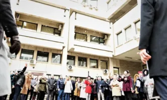 Около 200 дипломати хвърляха жълти стотинки в двора на Министерството