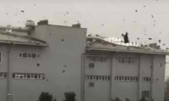 Огромни щети след силната буря в Истанбул, падна часовникова кула, съобщава се за загинали (ВИДЕО)