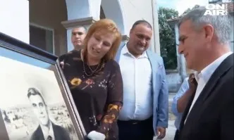 Служебният премиер Стефан Янев – видимо доволен от жест с култ към личността му