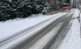 Остава усложнена зимната обстановка по пътищата Над цялата страна вали