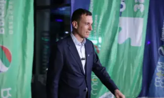 От профила на евродепутата и началник на кабинета на президента